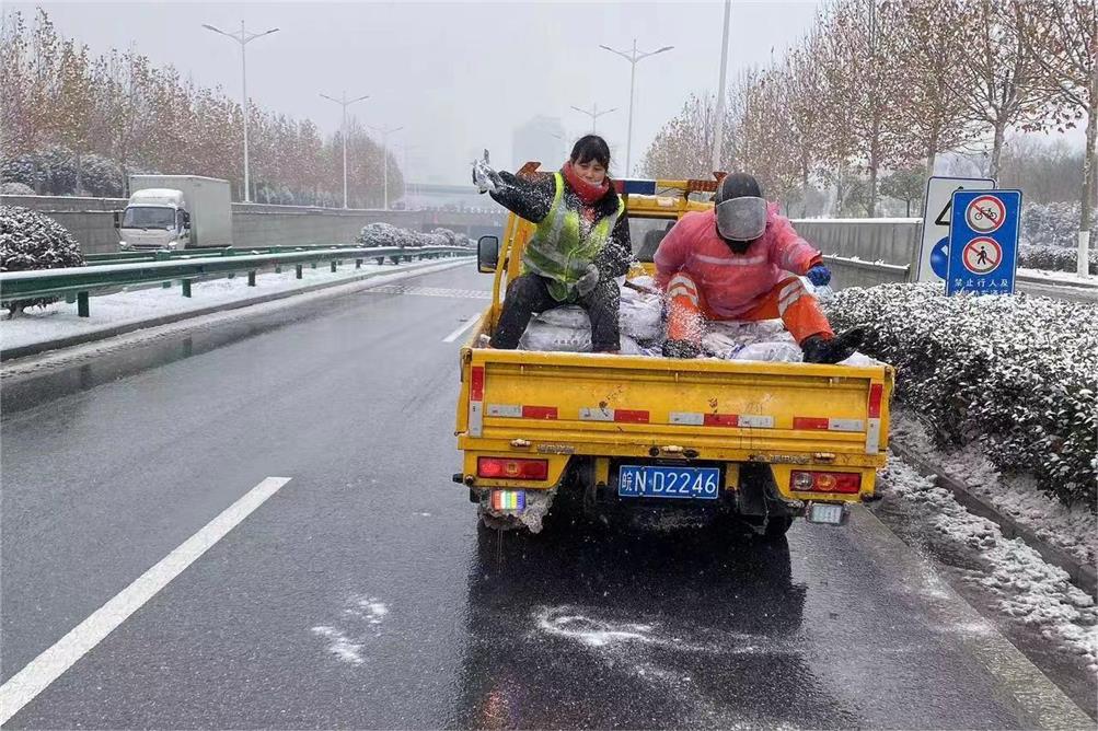 18-撒融雪劑 18-撒融雪劑.jpg